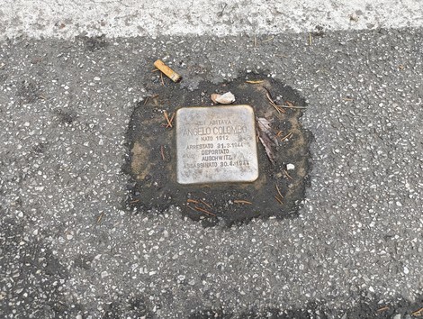Pietra d'inciampo dedicata a Angelo Colombo, commemorazione di una vita arrestata durante la persecuzione nazista.