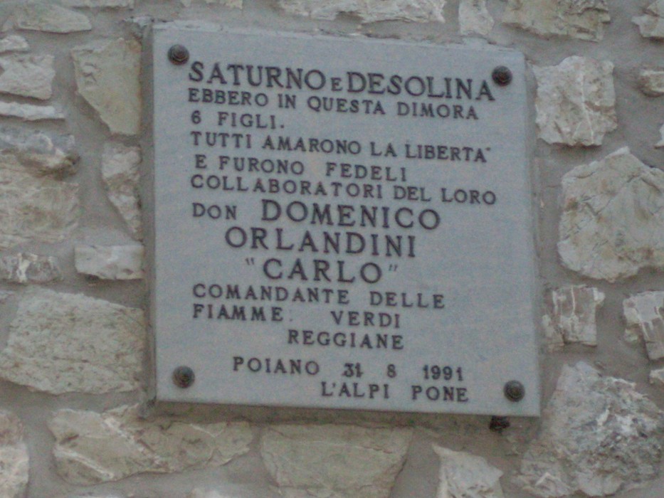 Lapide commemorativa dedicata ai figli di Saturno e Desolina, onore ai loro valori e alla libertà.