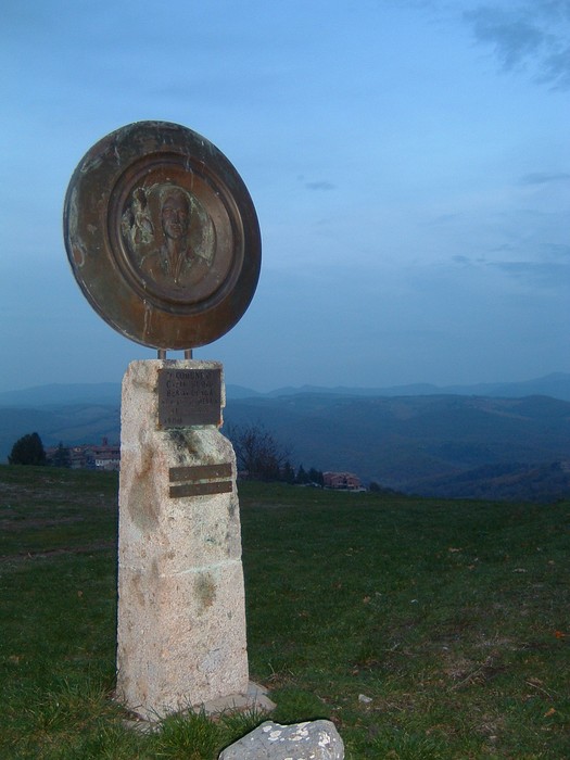 Monumento di Vagliagli, dedicato alla memoria, con vista panoramica sulle colline circostanti.