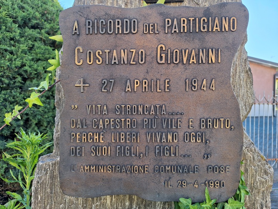 Cippo commemorativo dedicato al partigiano Costanzo Giovanni, con data e messaggio di ricordo.