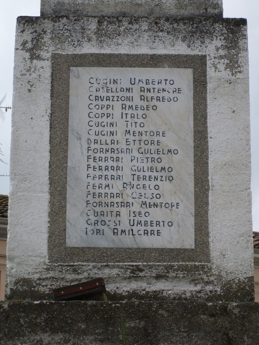 Monumento ai Caduti di Casoni, commemorazione dei soldati del paese con nomi incisi su pietra.