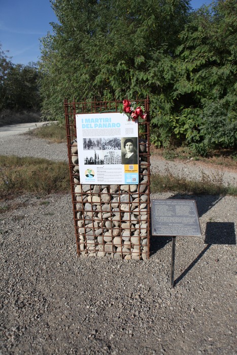 Monumento ai Martiri del Panaro, un omaggio a coloro che hanno sofferto, immerso nella natura circostante.