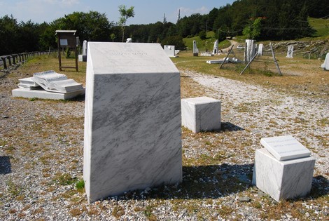 Parco della Memoria Settimia Spizzichino, dedicato alla memoria delle vittime della Shoah, con sculture di marmo.