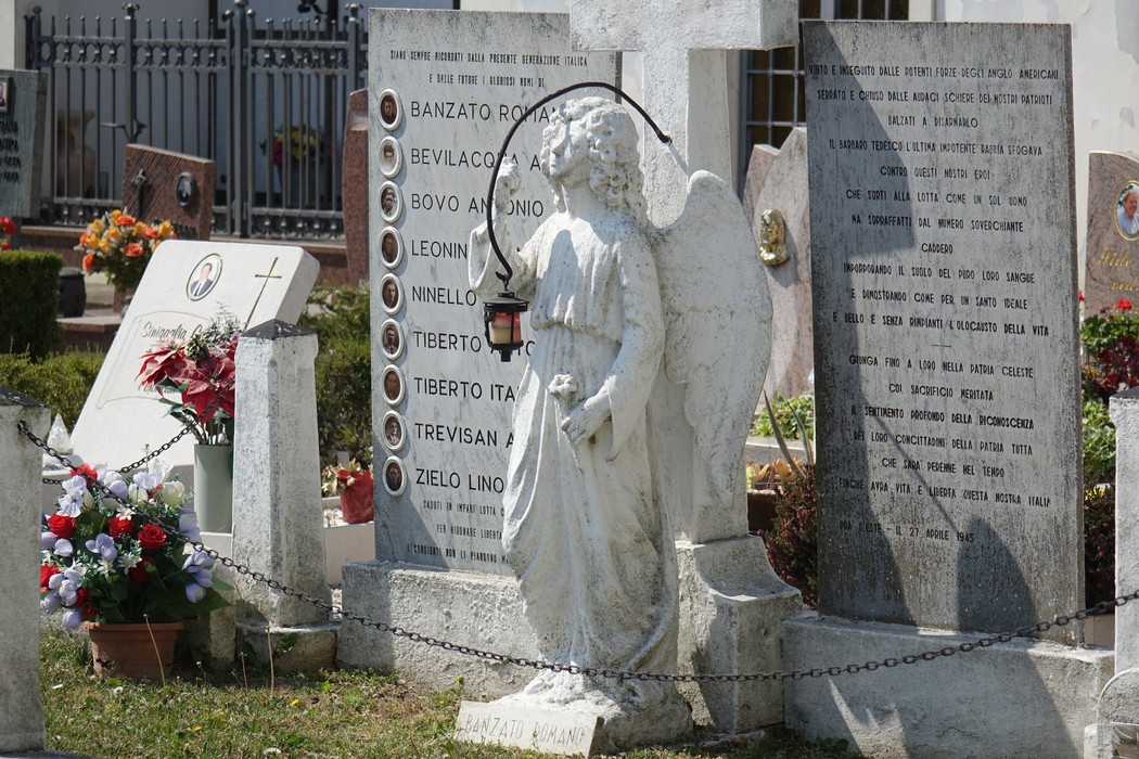Monumento commemorativo dedicato alle vittime della strage di Pra', con angelo e lapidi in memoria.