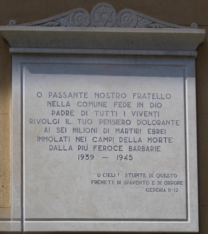 Lapide commemorativa che ricorda le vittime della Shoah, con un testo in memoria dei martiri ebrei.