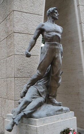 Monumento alla Resistenza: scultura che celebra il coraggio e il sacrificio dei partigiani nella lotta per la libertà.