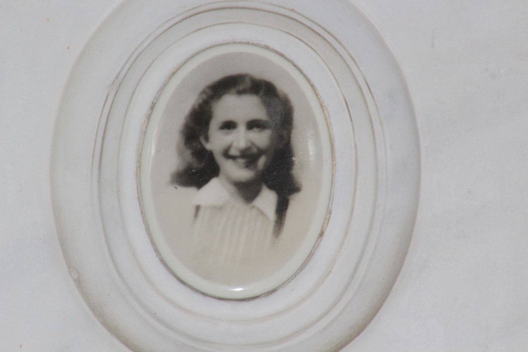 Ritratto in bianco e nero di una giovane donna sorridente in un incorniciatura ovalizzata.