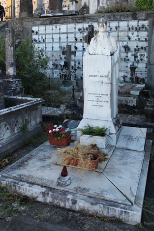 Sepolcro di Lavagnini, con monumento funerario e decorazioni floreali in un cimitero storico.