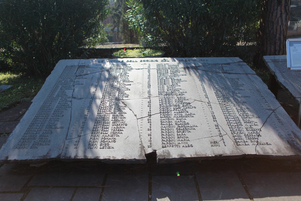 Lapidi commemorative con i nomi delle vittime del massacro di Sant'Anna di Stazzema, in un contesto memoriale.