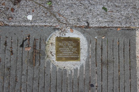 Pietra d'inciampo dedicata a Giulio Sirtoli a Sirtoli, commemorazione di una persona arrestata nel 1944.