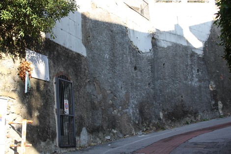Lapide commemorativa su una parete di un edificio nel comune di Gabanizza, in un contesto urbano.