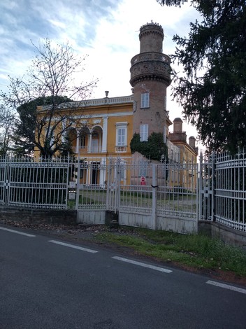 Monumento commemorativo in Villa Martuzzi, con architettura elegante e recinzione nel verde circostante.