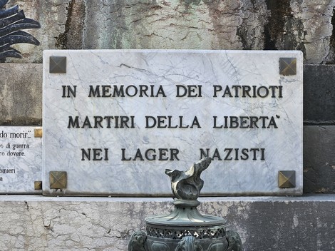 Monumento ai caduti, dedicato ai patrioti martiri della libertà nei lager nazisti.