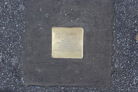 Pietra d'inciampo dedicata ad Antonio Milani, commemorazione di vittime della persecuzione.