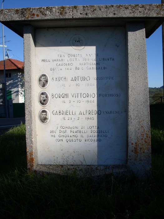 Monumento dedicato a Barchi, Borghi e Gabrielli, commemorando il loro impegno nella lotta per la libertà.