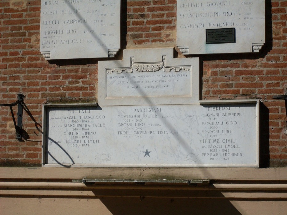 Lapide commemorativa ai caduti di San Bartolomeo, con nomi di militari e civili.