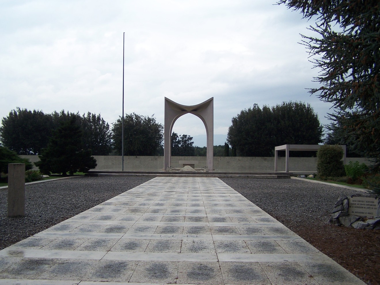 Sacrario dell'esercito brasiliano, monumento commemorativo con architettura moderna e spazi verdi circostanti.