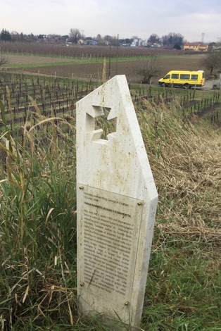 Stele a Jadhao in un paesaggio di vigneti, simbolo di memoria e storia locale.