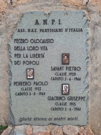 Lapide commemorativa dedicata a Savant, Perrero e Giachino, in memoria delle vittime della libertà.