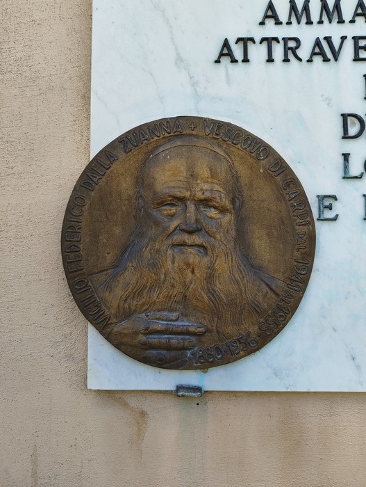 Lapide commemorativa con rilievo di Federico Dalla Zuanna, Vescovo di Cagliari, in memoria degli ostaggi liberati.