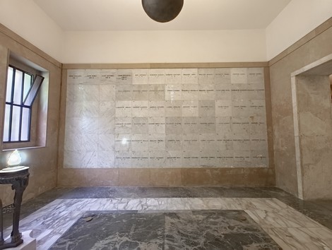 Interno del Sacrario dei Martiri di Marzabotto, con monumenti commemorativi di vittime.