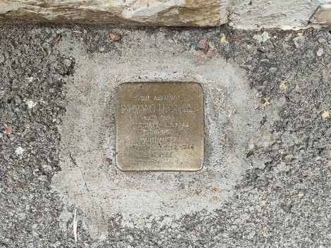 Pietra d'inciampo a Lucarelli commemorativa di vittime della persecuzione nazista.