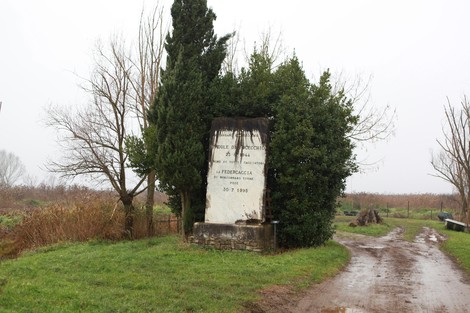 Monumento che ricorda l'eccidio del Padule di Fucecchio, immerso nella natura e nella memoria storica.