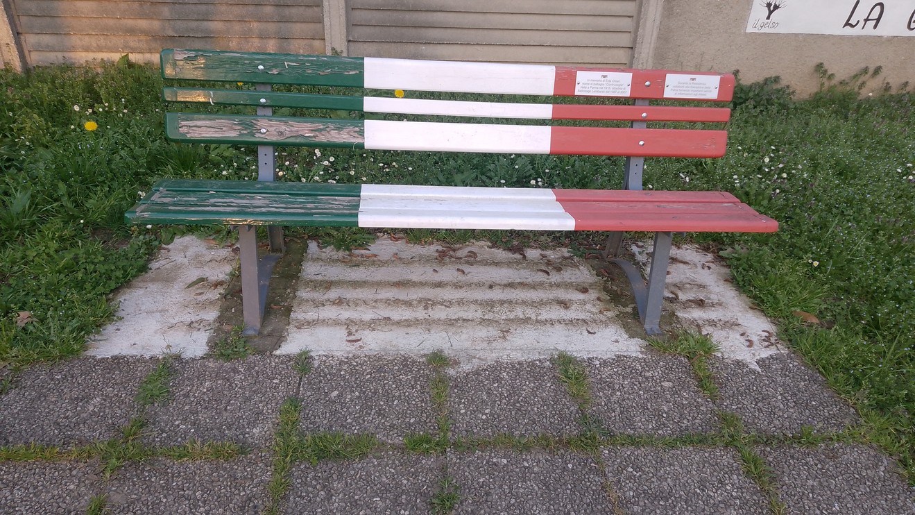 Panchina nel parco Donne della Resistenza, decorata con i colori della bandiera italiana.