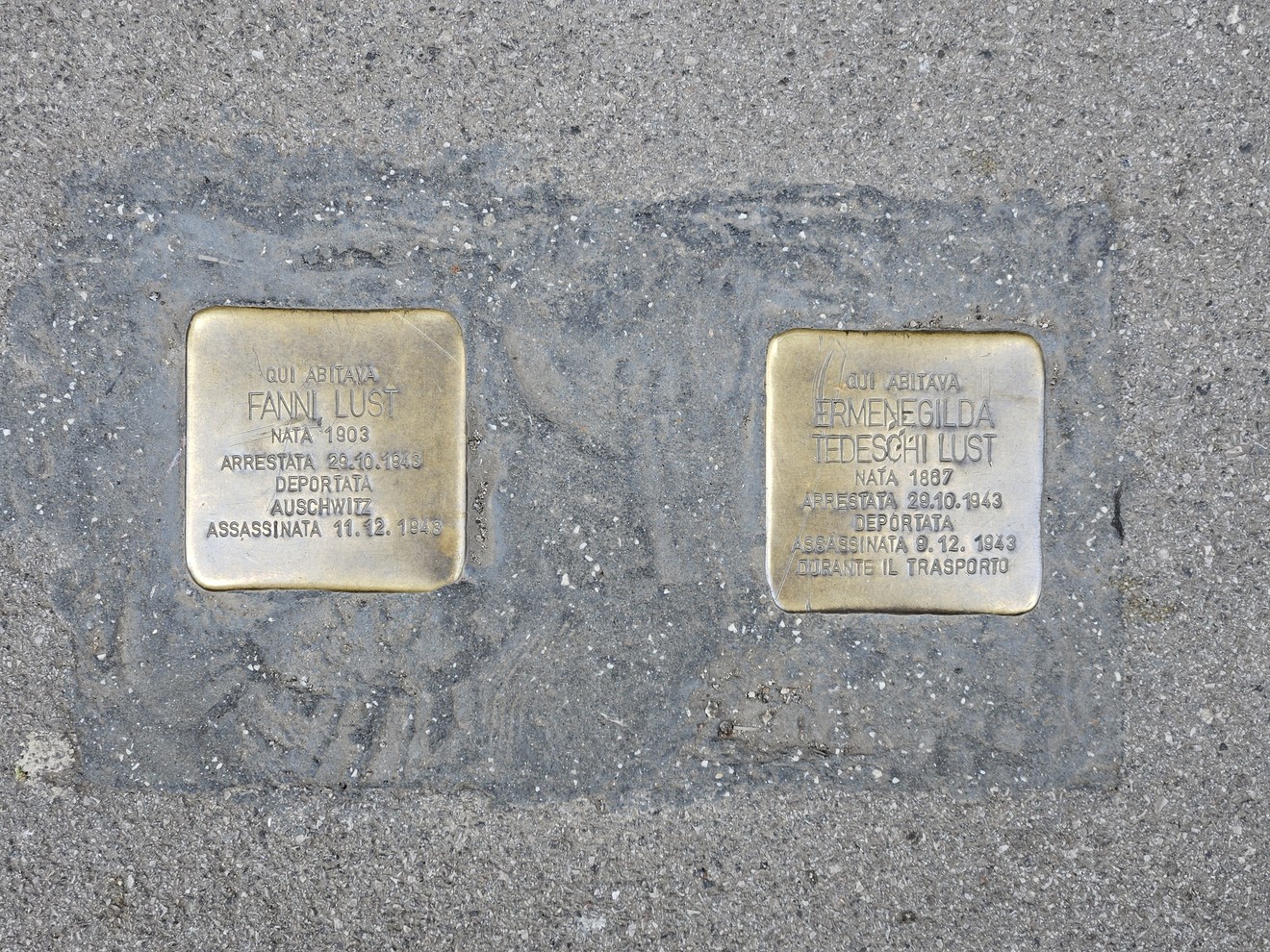 Pietre d'inciampo dedicate a Fani Lust e Ermenegilda Jedeschi Lust, commemorano vittime dell'olocausto.