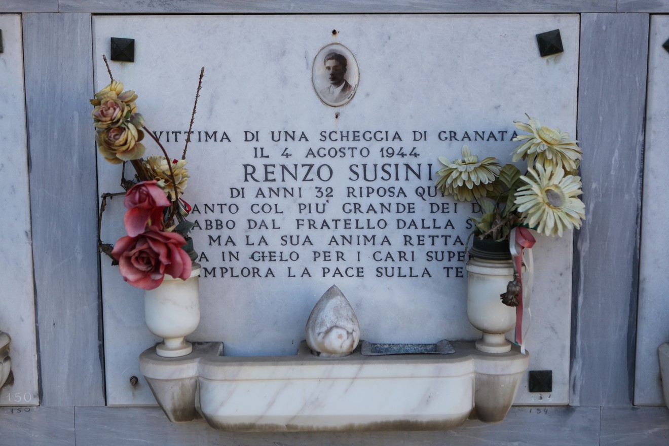 Sepolcro di Renzo Susini, vittima di una scheggia di granata, con fiori e una dedica commemorativa.