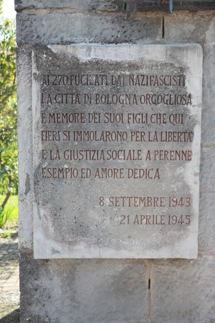 Monumento ai caduti del Tiro a segno nazionale, tributo alla memoria e alla lotta per la libertà.