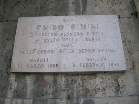 Lapide commemorativa dedicata a Cimini, vittima degli orrori della deportazione durante la Seconda Guerra Mondiale.