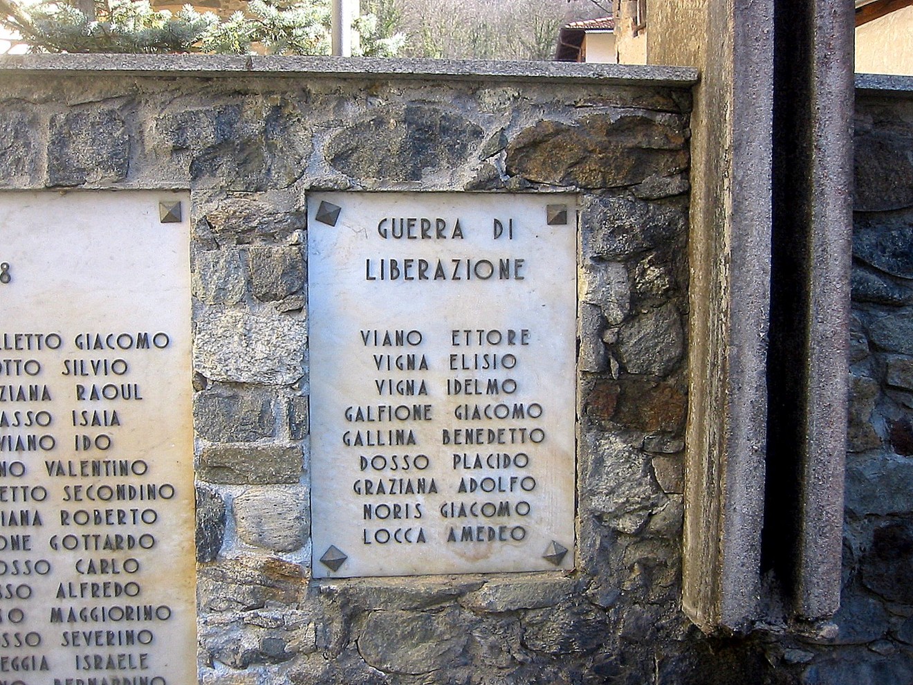 Lapidi commemorative ai caduti di Postua, in memoria dei valorosi durante la Guerra di Liberazione.