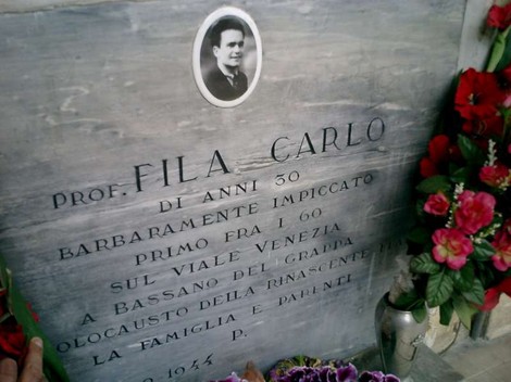 Sepolcro di Fila Carlo, decorato con fiori, commemorando un docente degli anni '50.