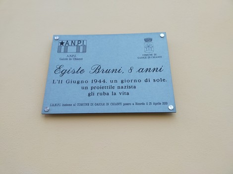 Targa commemorativa in onore di Egisto Bruni, vittima di un proiettile nazista nel 1944.