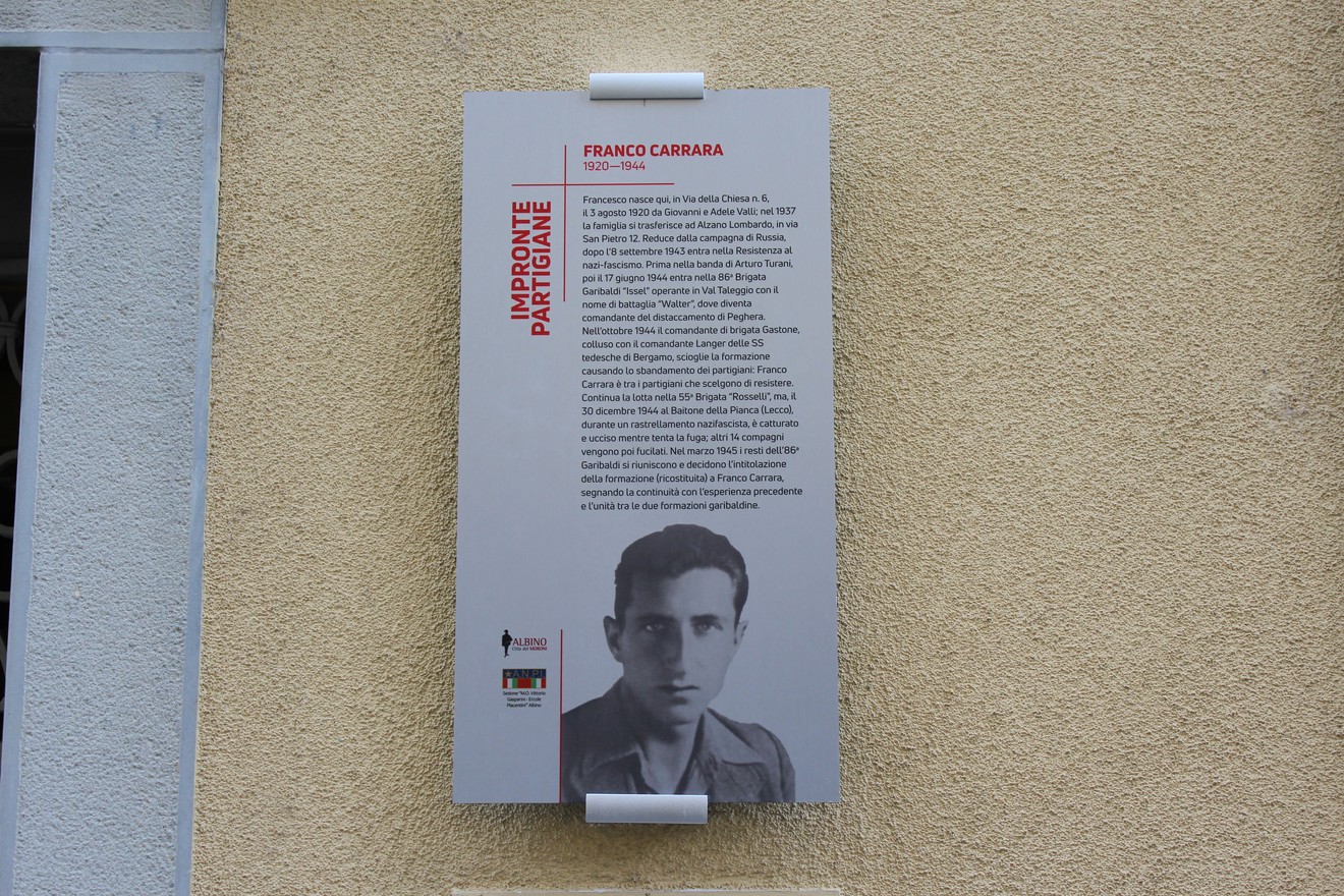 Impronta partigiana a Carrara, commemorazione storica con un pannello informativo su Franco Carrara.