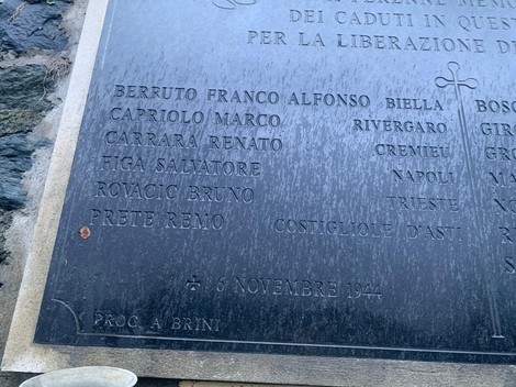 Lapide dedicata ai caduti per la Libertà di Malatrait, commemorando le vittime in un contesto storico significativo.