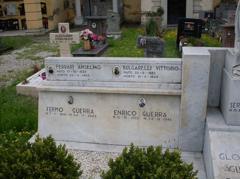 Monumento commemorativo dedicato ai caduti per la libertà nel cimitero di Mancalese.