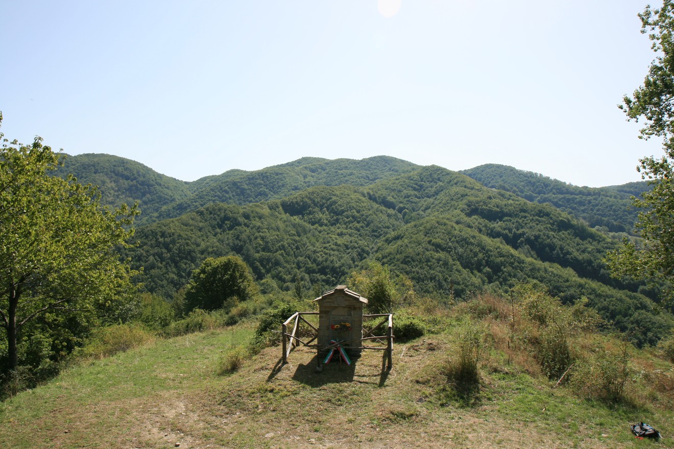 Tabernacolo di Valdonetto, immerso nella natura, con vista panoramica sulle colline circostanti.