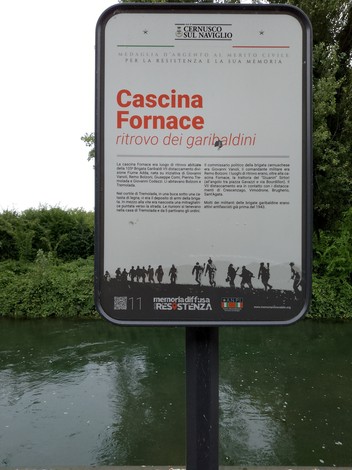Targa commemorativa di Cascina Fornace, dedicata al ritrovo dei garibaldini. Panoramica sul contesto storico.