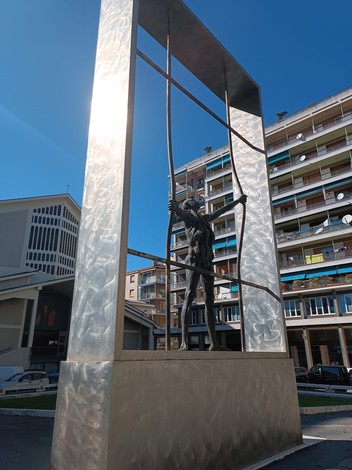 Monumento alla Resistenza: scultura simbolica che celebra il coraggio e la libertà.