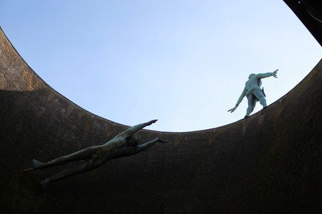 Monumento Ossario dei caduti partigiani con sculture commemorative in un contesto architettonico evocativo.