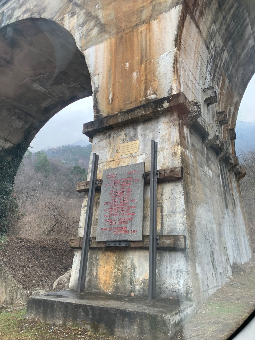 Lapide commemorativa sul sabotaggio del ponte dell'Arnodera, simbolo di resistenza e storia locale.