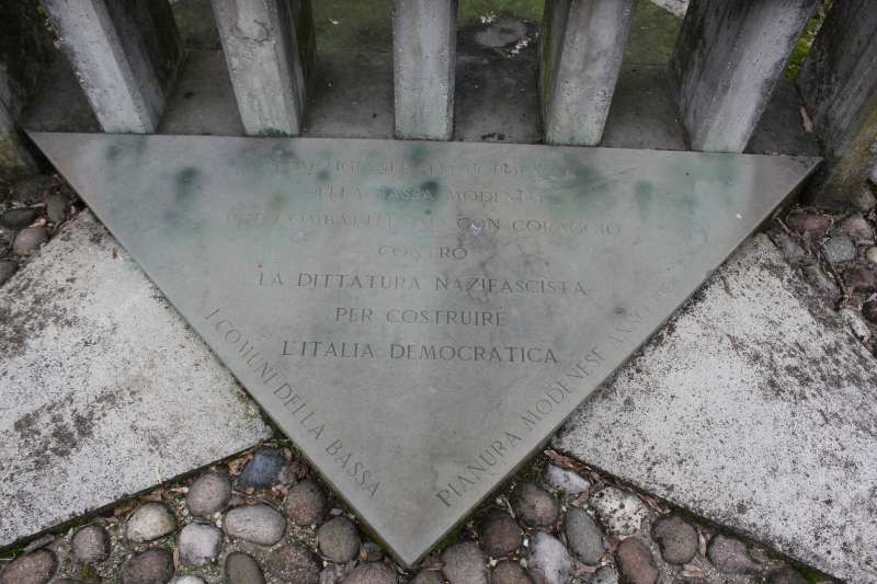 Monumento alla Resistenza con elementi architettonici e messaggi commemorativi sulla democrazia.