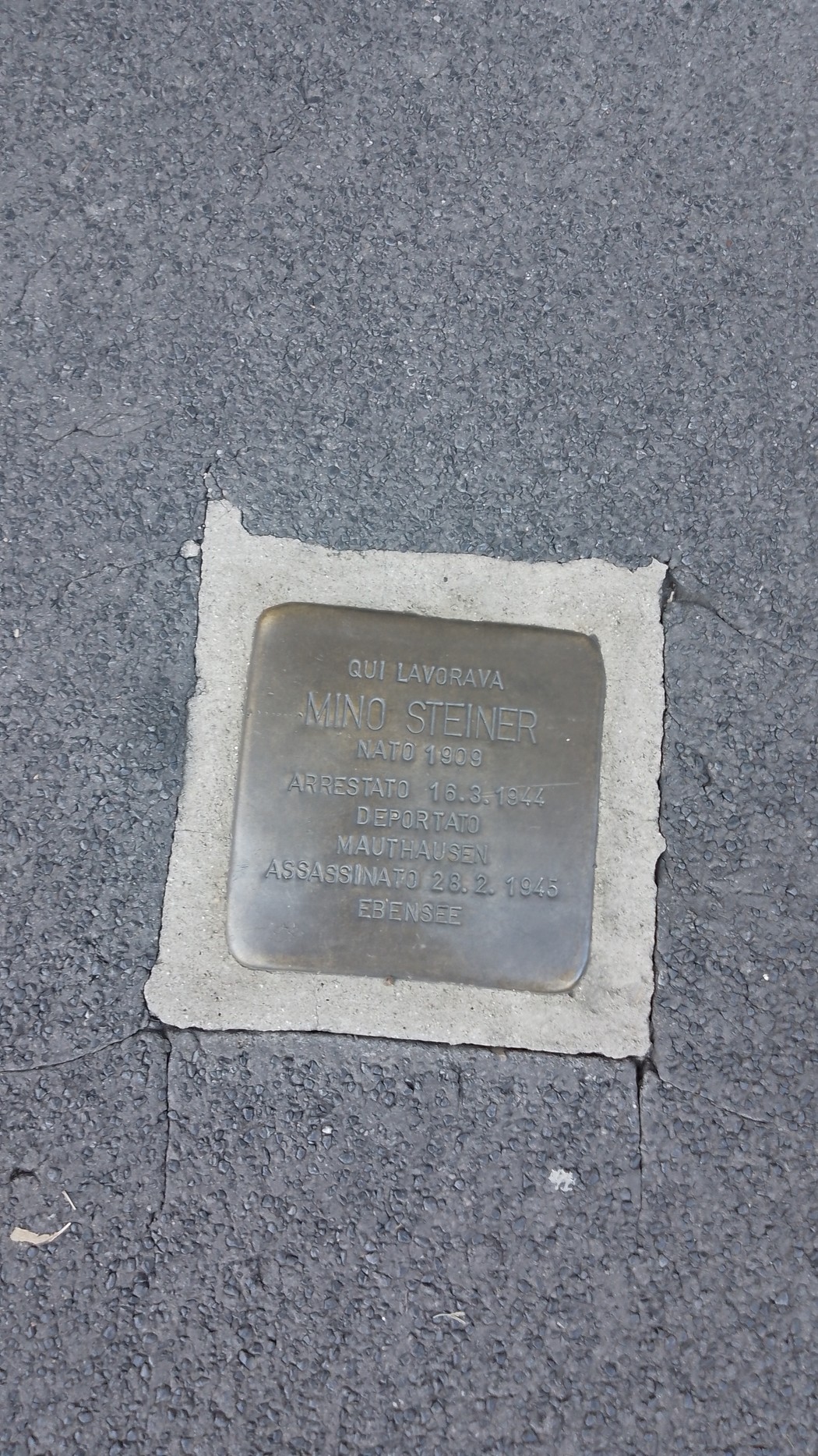 Pietra d'inciampo dedicata a Mino Steiner, in memoria della sua cattura e uccisione.