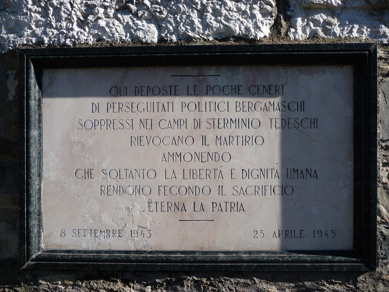Lapide commemorativa in memoria dei perseguitati politici bergamaschi durante il periodo del regime nazista.
