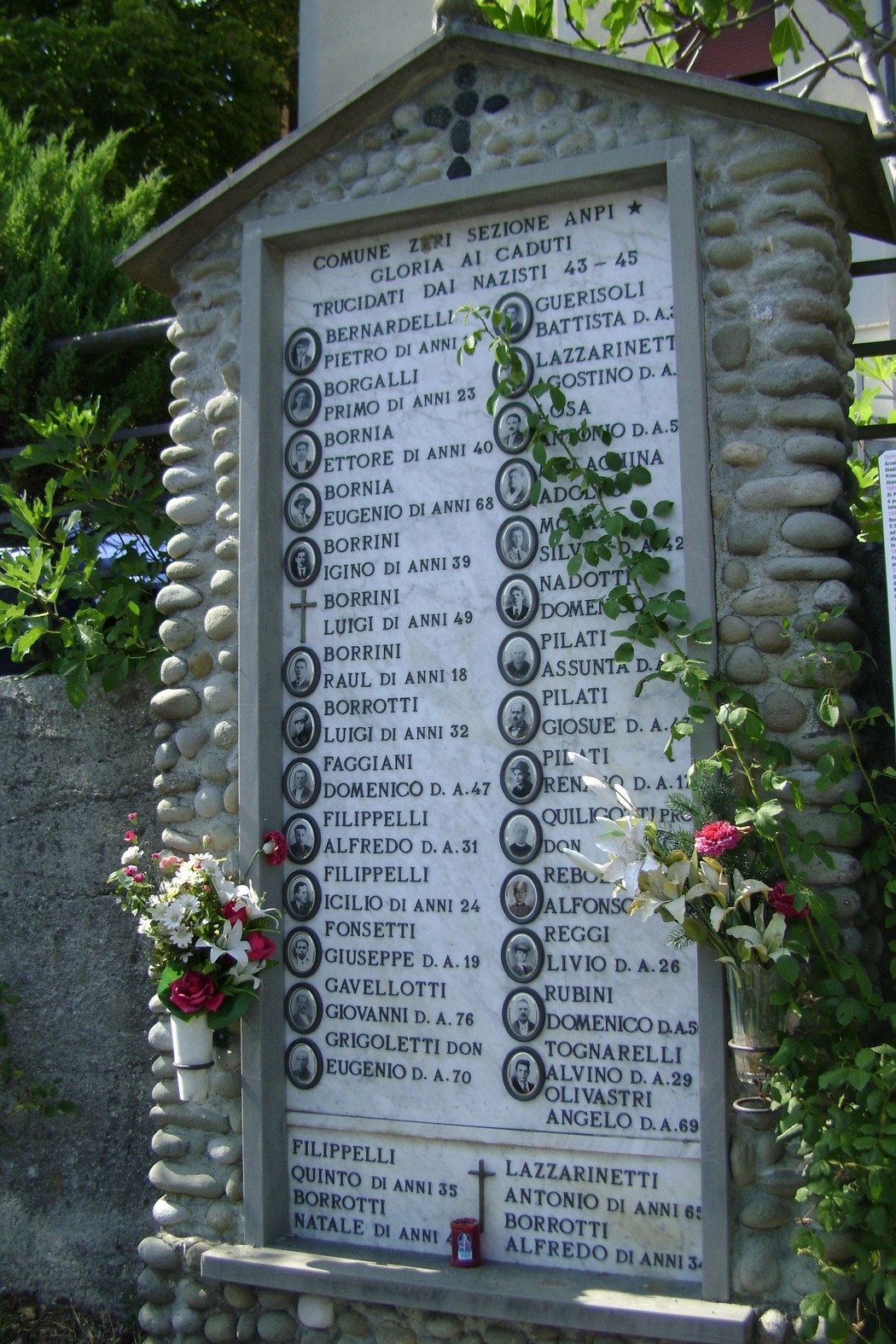 Tabernacolo dei caduti, commemorazione delle vittime locali con nomi incisi in una struttura decorativa.