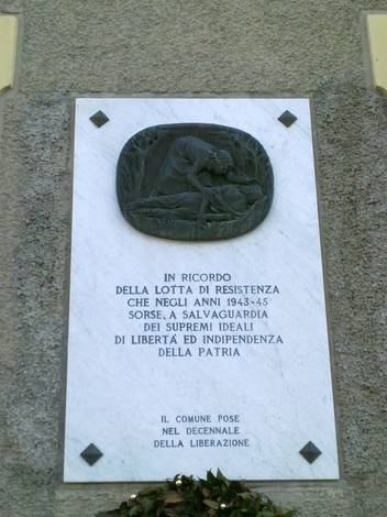 Lapide commemorativa che ricorda la Resistenza e la Liberazione della patria.