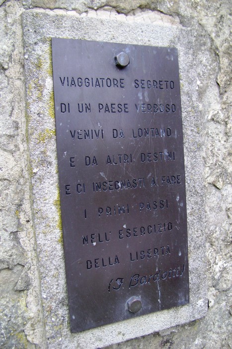 Monumento a Castellucci con dedica che celebra il segreto viaggio verso la libertà.