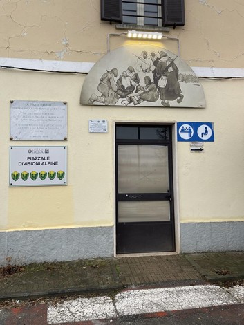 Lapide commemorativa dedicata ad A. Nivo Revelli e alla Tridentina, situata in Piazzale Divisioni Alpine.